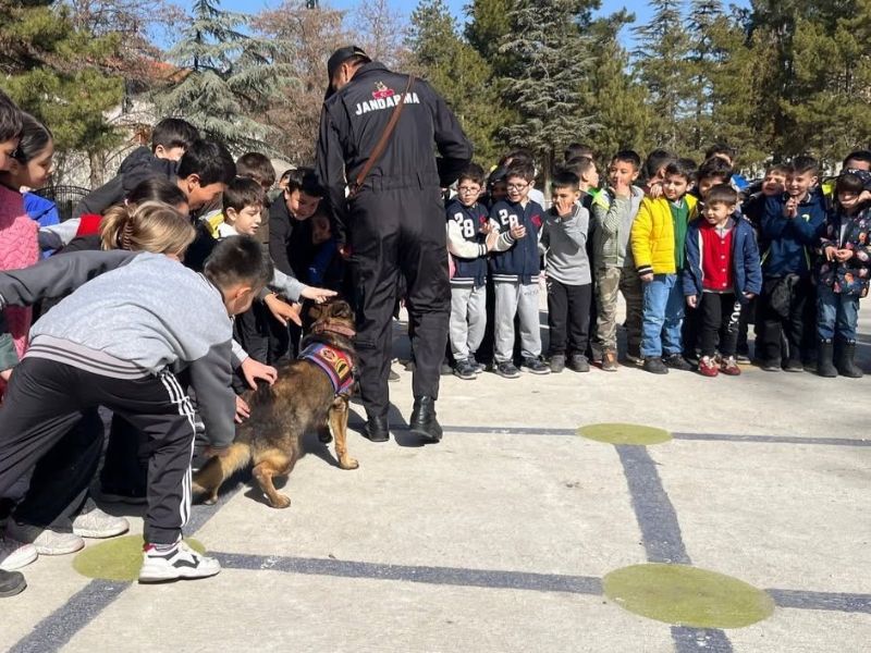 Keçiborlu’da Jandarma Köpek Timleri öğrencilere mesleği tanıttı