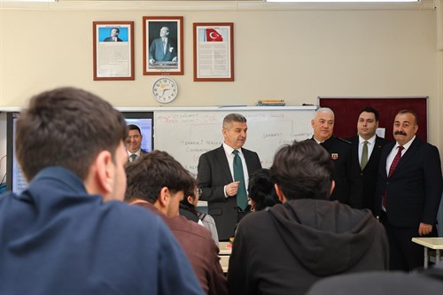 Vali Dr. Turan Ergün, 15 Temmuz Şehitleri Anadolu Lisesi’ni Ziyaret Etti