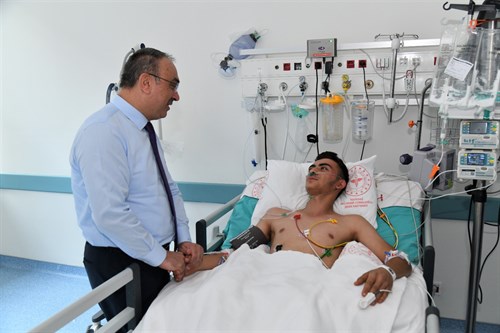 Vali Soytürk Yangından Etkilenen Personeli Hastanede Ziyaret Etti