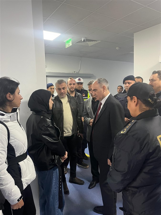 Vali Özkan, Manisa Celal Bayar Üniversitesinde Tedavi Görmekte Olan Polis Memurumuz Hatice Ünal'ı Ziyaret Etti