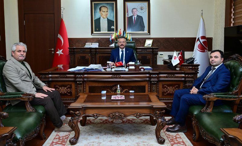 Eskişehir L Tipi Cezaevi Müdürü Çağatay Kaya ve 2 Nolu Cezaevi Emekli Müdürü Fikret Yüksek Valimiz Sayın Hüseyin Aksoy'u ziyaret etti.