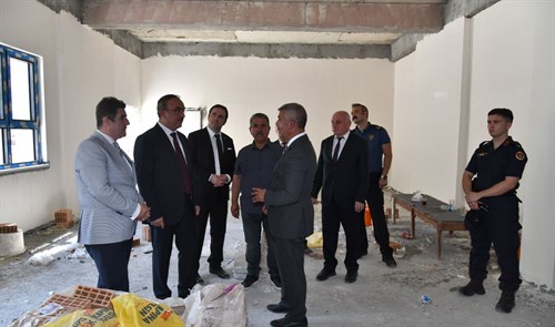 Vali Soytürk Yapımı Devam Eden İlkokulda İncelemelerde Bulundu