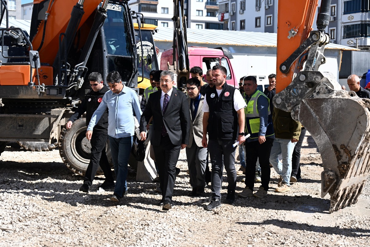 Vali Yılmaz, Esenevler Mahallesi Rezerv Alanında Yapımı Devam Eden Deprem Konutları İnşaatında İncelemelerde Bulundu