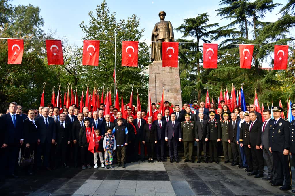 Vali Yıldırım 10 Kasım Atatürk’ü Anma Törenine Katıldı 
