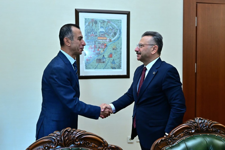 Sarıcakaya Belediye Başkanı Ahmet Dönmez Valimiz Sayın Hüseyin Aksoy’u ziyaret etti.