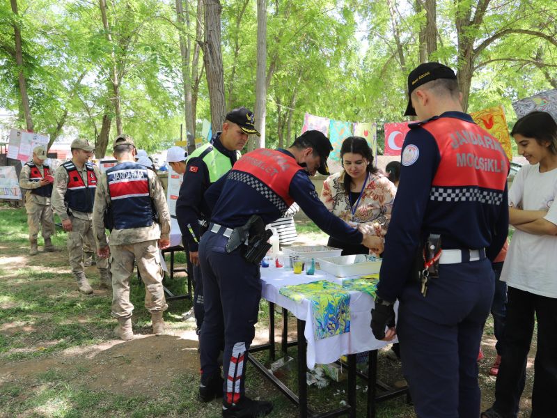 Şanlıurfa İl Jandarma Komutanlığı, Düzenlenen TÜBİTAK 4006 Bilim Fuarı’na Katılarak Öğrencilere Destek Verdi