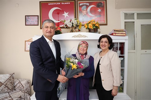 Valimiz Sayın Mustafa Yavuz ve Eşi Süreyya Yavuz Hanımefendi Anneler Gününde Şehit Annelerimizi Yalnız Bırakmadı.