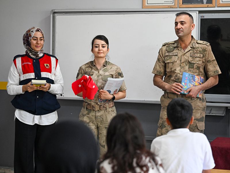Van'da Jandarma Timleri 64 Bin 124 Öğrencinin Gönlüne Dokundu