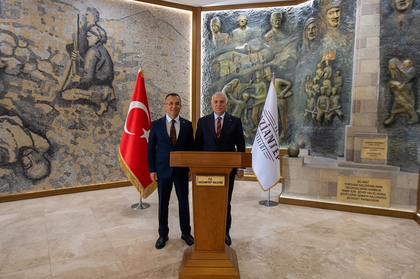 Trabzon Valisi Aziz Yıldırım Gaziantep Valisi Kemal Çeber’i  Makamında Çyaret Etti
