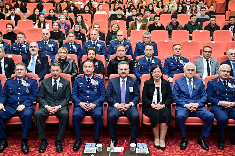 Valimiz Sayın Hüseyin Aksoy,  Gazi Mustafa Kemal Atatürk'ün ebediyete irtihalinin 87. yıl dönümü dolayısıyla düzenlenen anma programına katıldı