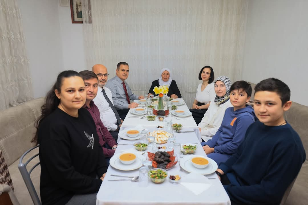 Valimiz Sayın Dr. İdris Akbıyık ve Eşi Sevim Akbıyık Hanımefendi Şehit Piyade Er Osman Kara’nın Ailesine İftarda Konuk Oldu