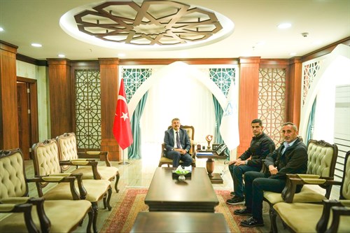 Gazi Ahmet Kurt ve Derecik İlçesi Ulaşan Köyü Güvenlik Korucu Başı Sekvan Demirel, Vali Ali Çelik’i makamında ziyaret ettiler