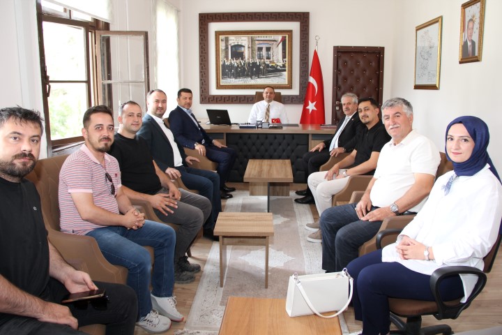 AK Parti Erbaa İlçe Başkanı ve Gökal Belediye Başkanı, Kaymakamımız Dr. Remzi DEMİR’i makamında ziyaret etti.