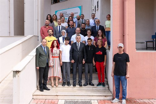 VALİMİZ SAYIN ATİLLA TOROS, HER KADEMEDE EĞİTİM-ÖĞRETİM VEREN OKULDA YÜRÜTÜLEN ÇALIŞMALAR HAKKINDA BİLGİLER ALDI, BAŞARILAR DİLEDİ