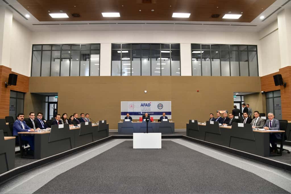 Vali Aziz Yıldırım’ın başkanlığında Mülki İdare Amirlerinin Katılımıyla Bir Değerlendirme Toplantısı Yapıldı. 