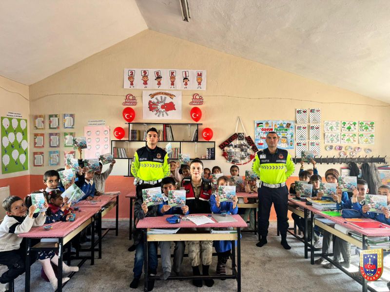 Ağrı İl Jandarma Komutanlığı Ekiplerinden Miniklere Sürpriz Ziyaret Gerçekleştirildi