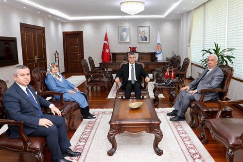 VALİMİZ SAYIN ATİLLA TOROS, ZİYARETİNE GELEN ŞEHİT UZMAN ÇAVUŞ UĞUR GÖKBULUT’UN ANNESİ AYŞE GÖKBULUT VE BABASI ERDAL GÖKBULUT İLE GÖRÜŞTÜ