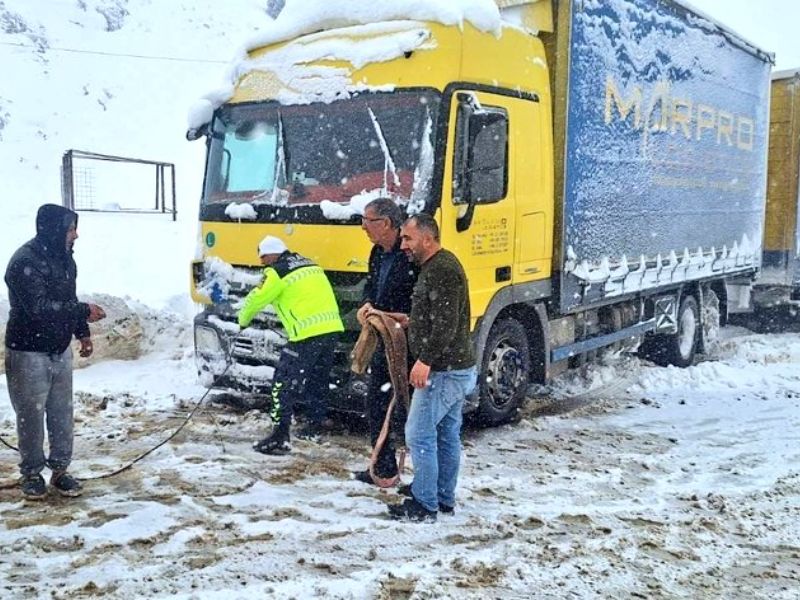 Jandarma Ekipleri, Olumsuz Hava Koşullarında 143 Vatandaşa Yardım Etti