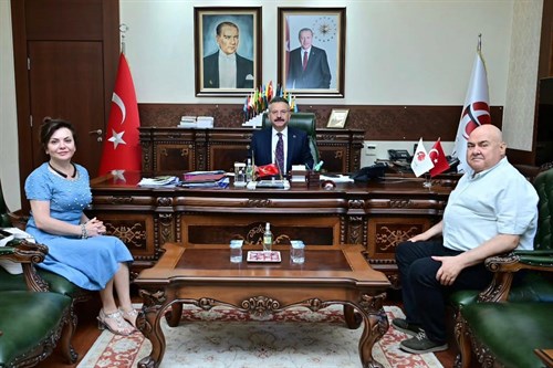 (ESBALGÖÇ) Başkanı Habibe Aydın ve Başkan Yardımcısı Can Hacıoğlu, Valimiz Sayın Hüseyin Aksoy'u ziyaret etti.
