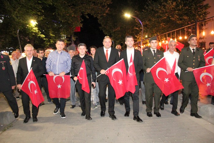 Kaymakamımız Remzi DEMİR'in katılımıyla İlçemizde 15 Temmuz Anma Programı Gece Boyunca Devam Etti