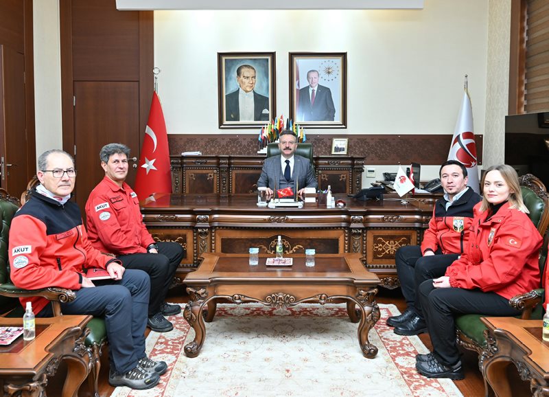 Eskişehir AKUT Operasyon Ekip Lideri Murat Volkan Acar ve beraberindeki ekip üyeleri Valimiz Sayın Hüseyin Aksoy'u ziyaret etti.