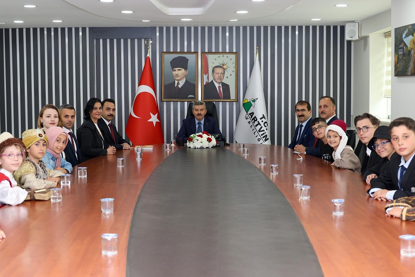 Valimiz Sayın Dr. Turan Ergün, Medeniyetimize Yön Veren İsimleri Canlandıran Öğrencileri Misafir Etti