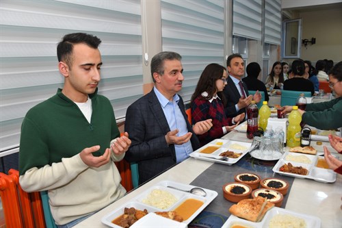 Vali Baruş Fen Lisesi öğrencileriyle iftar sofrasında buluştu