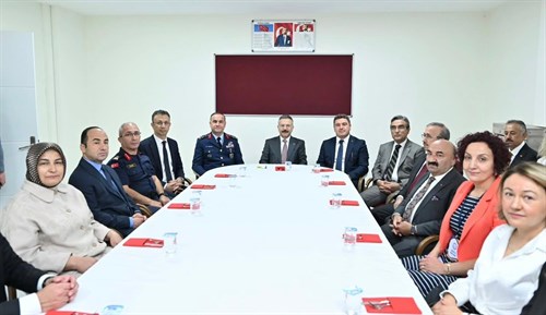 Valimiz Sayın Hüseyin Aksoy, Korgeneral Lütfü Akdemir İlkokulu öğretmenleriyle bir araya gelerek sohbet etti.