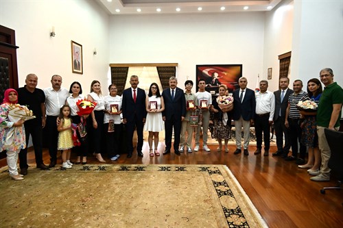 Vali Dr. Erdinç Yılmaz, LGS’de Türkiye Birincisi Olan Öğrencilerimizi Makamında Kabul Etti