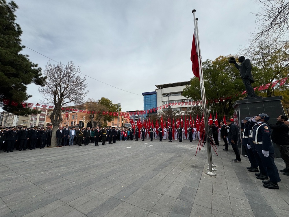 "29 Ekim Cumhuriyet Bayramı” Kutlama Programı Atatürk Anıtı'na Çelenk Sunulması İle Başladı