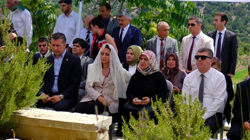 15 TEMMUZ’UN YIL DÖNÜMÜNDE ŞEHİTLİK ZİYARETİ: AZİZ ŞEHİTLER RAHMETLE YÂD EDİLDİ