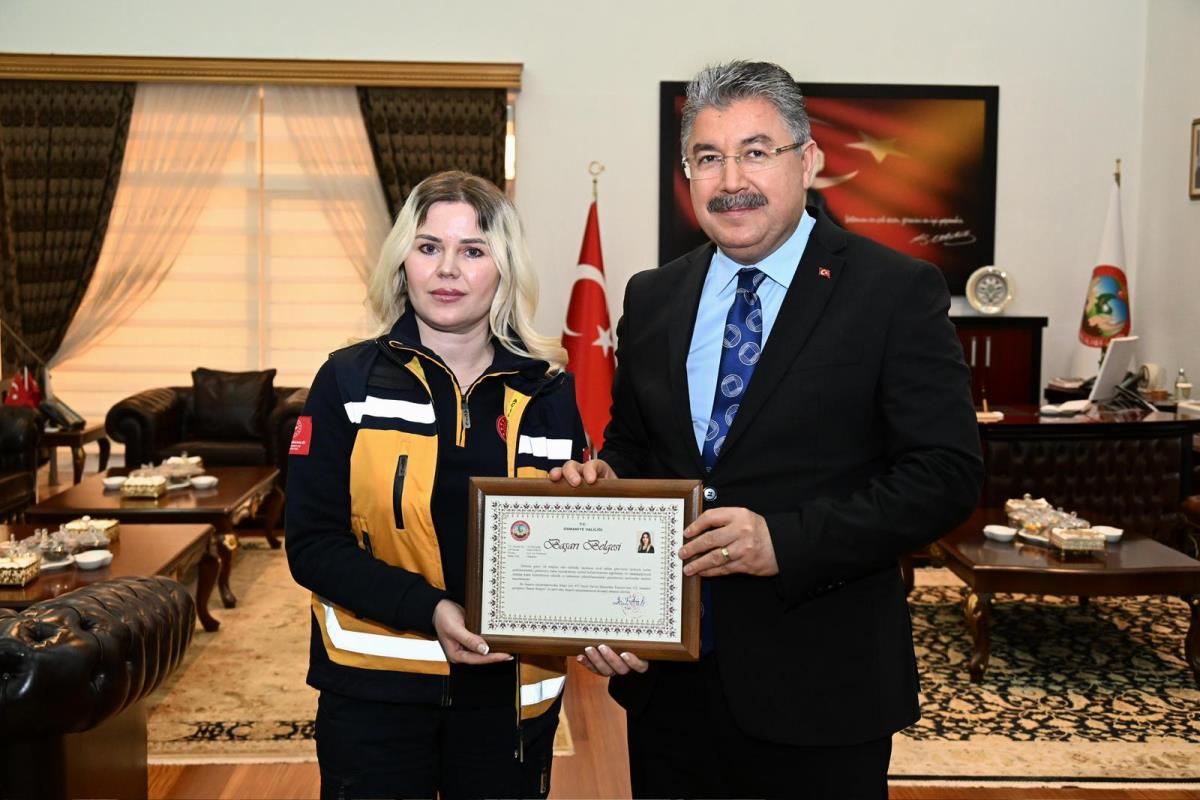 Vali Yılmaz, Telefonda Heimlich Manevrasını Anlatarak Hayat Kurtaran 112 Acil Çağrı Merkezi Personeline Başarı Belgesi Verdi