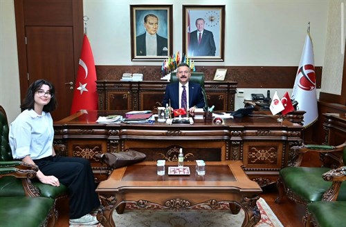 Anadolu Üniversitesi Edebiyat Fakültesi Tarih Bölümünden mezun Büşra Bulut, Valimiz Sayın Hüseyin Aksoy'u ziyaret etti.