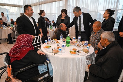 Vali Aktaş ve Eşi Nagihan Aktaş Hanımefendi, İftar Yemeğinde Huzurevi Sakinleriyle Buluştu