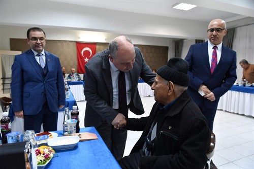 VALİMİZ ÖMER FARUK COŞKUN HUZUREVİNDE DÜZENLENEN İFTAR YEMEĞİNE KATILDI