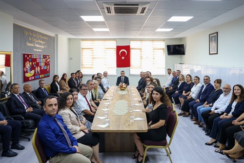 VALİMİZ SAYIN ATİLLA TOROS, TOROSLAR İLÇESİ FATİH SULTAN MEHMET İLKOKULU’NDA ÖĞRETMENLER İLE BİR ARAYA GELDİ