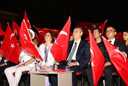 VALİMİZ SAYIN ATİLLA TOROS VE EŞİ DUDU İREM TOROS HANIMEFENDİ, ‘DEMOKRASİ NÖBETİ’NE KATILDI