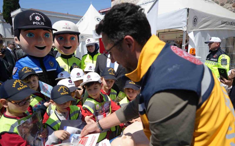 Samsun’da Öğrenciler Stantlar ve Eğitici Parkurlarda Araç Sürerek Trafik Kurallarını Öğrendi