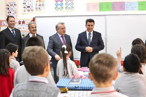 VALİ ŞEFİK AYGÖL HAFTAYA OKUL ZİYARETLERİYLE BAŞLADI