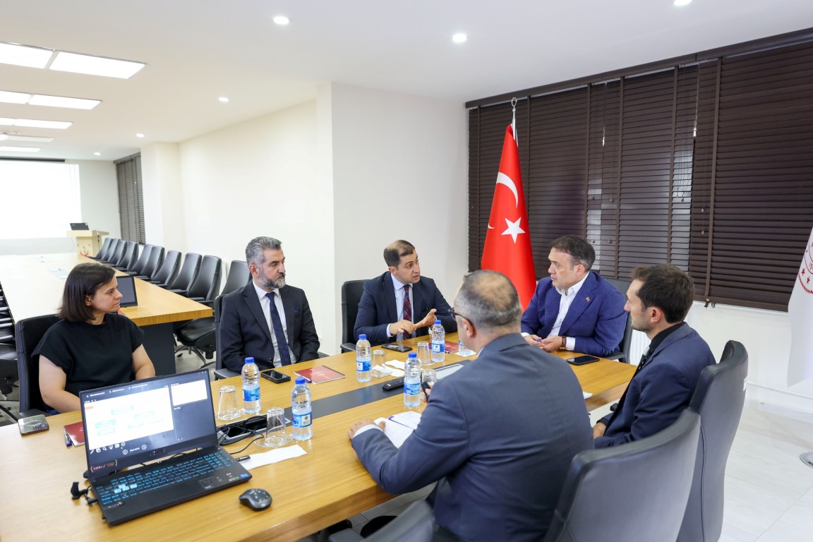 VALİMİZ SAYIN FAİK OKTAY SÖZER, İL SAĞLIK MÜDÜRLÜĞÜNÜ ZİYARET EDEREK İL GENELİNDE YÜRÜTÜLEN SAĞLIK HİZMETLERİ VE ÇALIŞMALAR HAKKINDA BİLGİ ALDI.