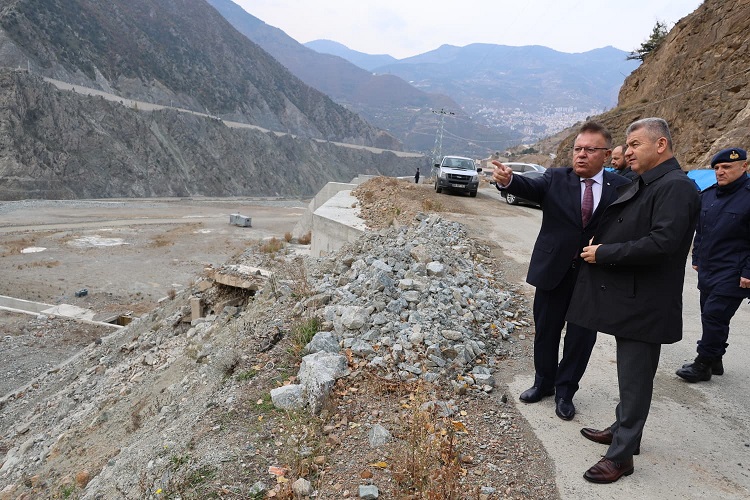 Valimiz Sayın Dr. Turan Ergün Livane Küçük Sanayi Sitesinde İncelemelerde Bulundu