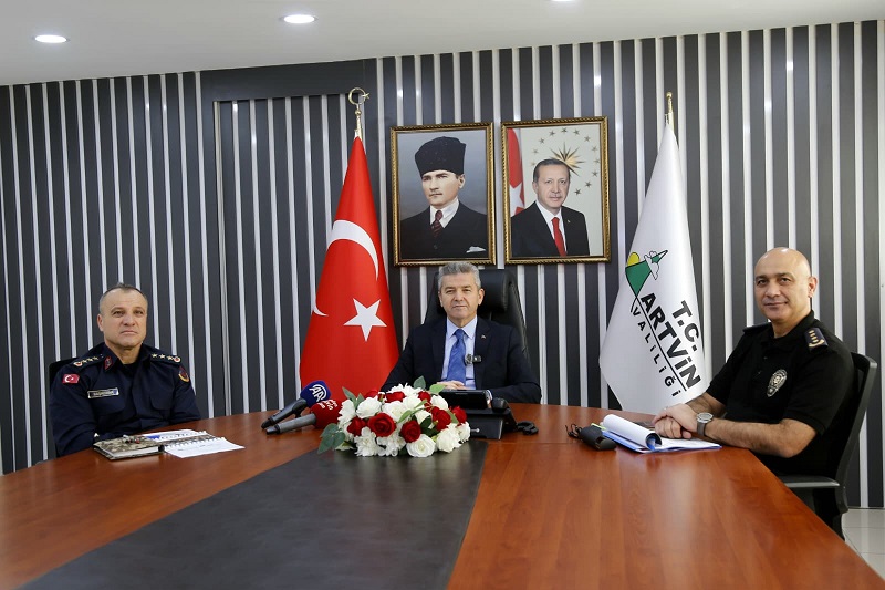 Valimiz Sayın Dr. Turan Ergün Başkanlığında, "2025 Yılı Ekim Ayı İl Güvenlik ve Asayiş Basın Bilgilendirme Toplantısı" Gerçekleştirildi