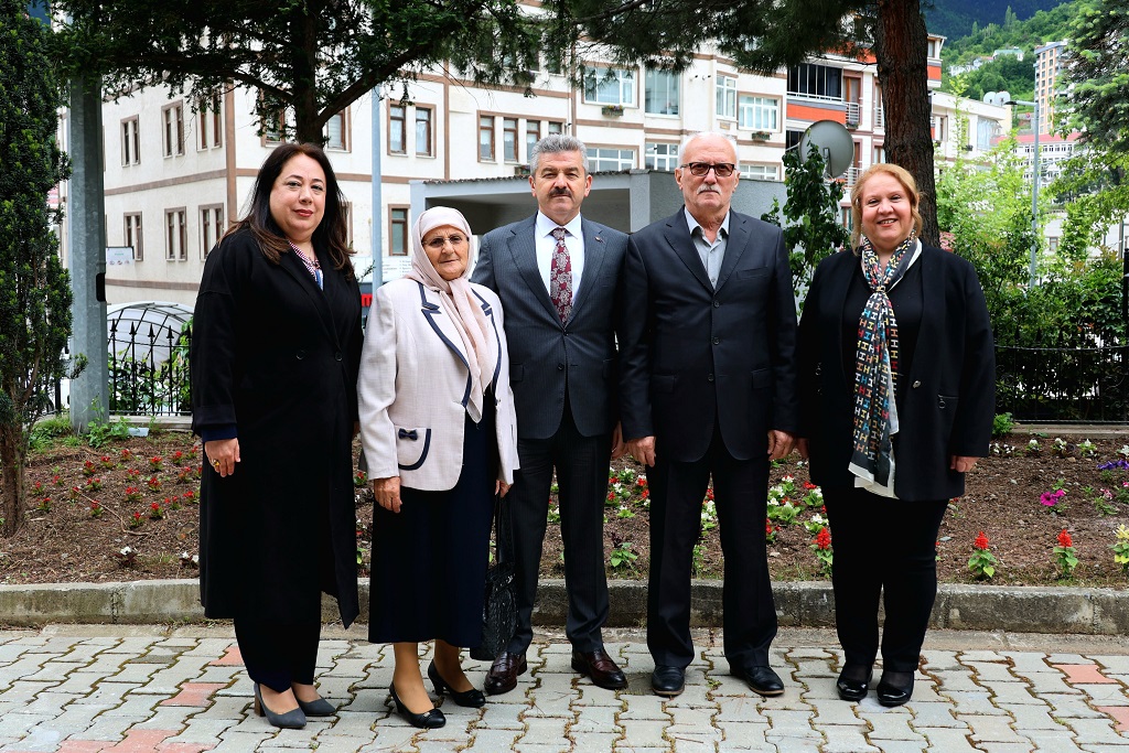 Valimiz Ergün ve Hanımefendi Ergün, Uluslararası Aile Günü’nde 53 Yıllık Evli Veziroğlu Çiftini Misafir Ettiler