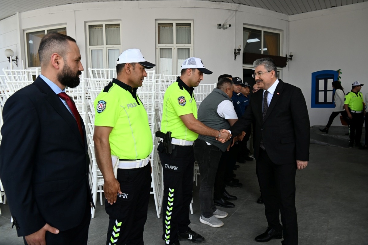 Vali Dr. Erdinç Yılmaz ve Protokol Mensupları, Emniyet Müdürlüğü, Jandarma Komutanlığı ve 12'nci Komando Tugay Komutanlığı Personeli ile Bayramlaştı