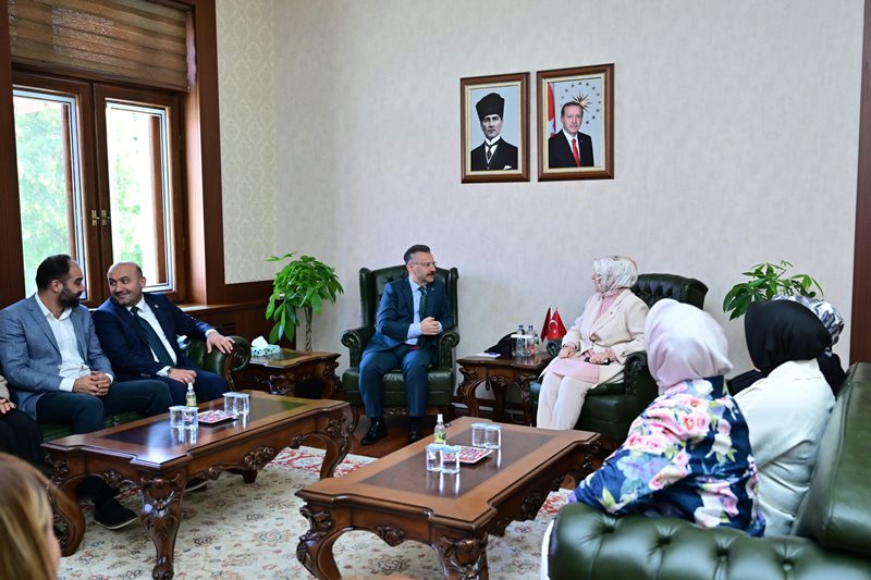 AK Parti Genel Merkez Kadın Kolları Başkanı Tuğba Işık Ercan ve beraberindekiler Valimiz Sayın Hüseyin Aksoy’u ziyaret etti.