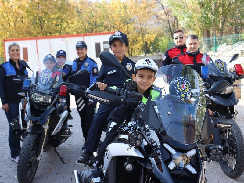 Çankırı Emniyet Müdürlüğü Ekipleri, "Hayaller Gerçekleşiyor" Projesi Kapsamında Öğrencilere Polislik Mesleğini Tanıttı