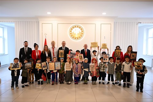 “Kurtuluş Gazetesi” özel yayınını minik öğrencilerimiz tarafından Valimiz Sayın Uğur Turan’a takdim edildi…