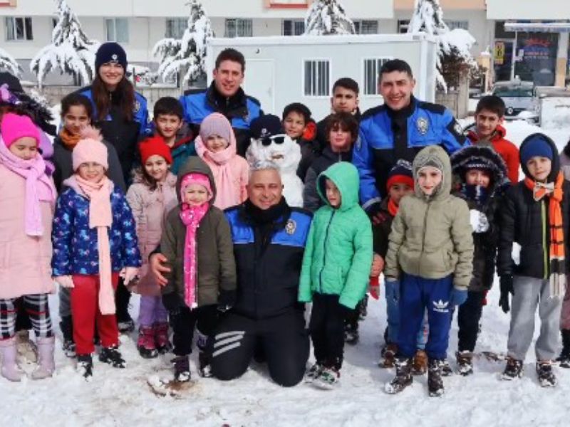 Malatya’da Polis Ekipleri Kartopu Oynayan Çocuklara Eşlik Ederek Keyifli Anlar Yaşattı