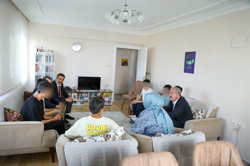 Valimiz Doç. Dr. Ömer TORAMAN’ dan Çocuk Evlerine Bayram Ziyareti