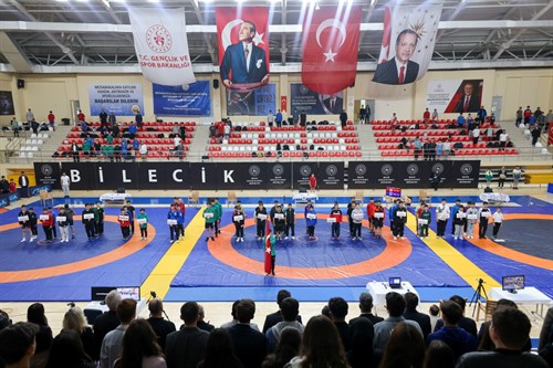 VALİ AYGÖL, U15 TÜRKİYE ŞAMPİYONASI GÜREŞ MÜSABAKALARINI TAKİP ETTİ
